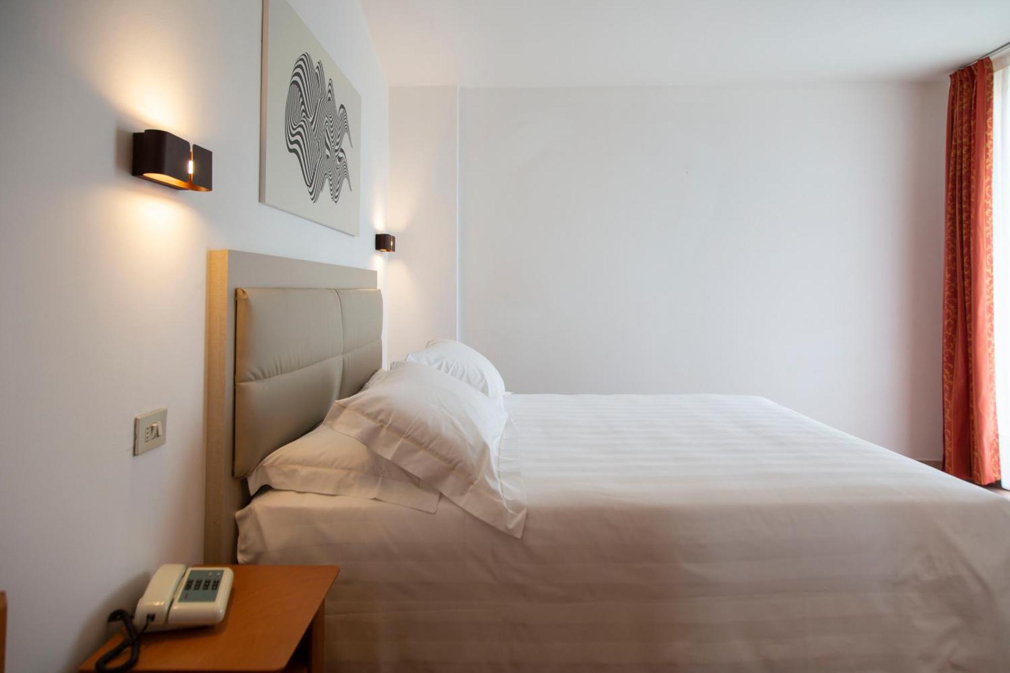 Double or Twin Room Lake View