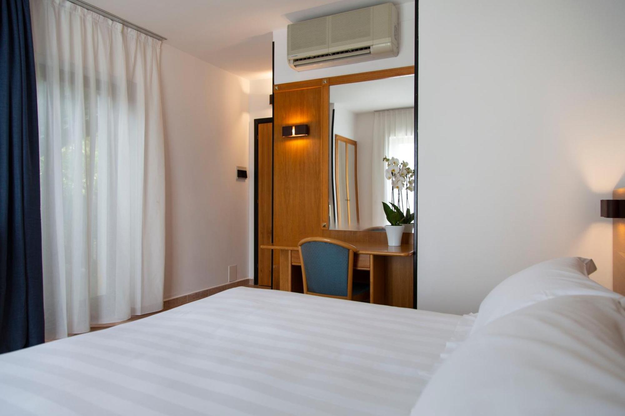Double or Twin Room Garden View